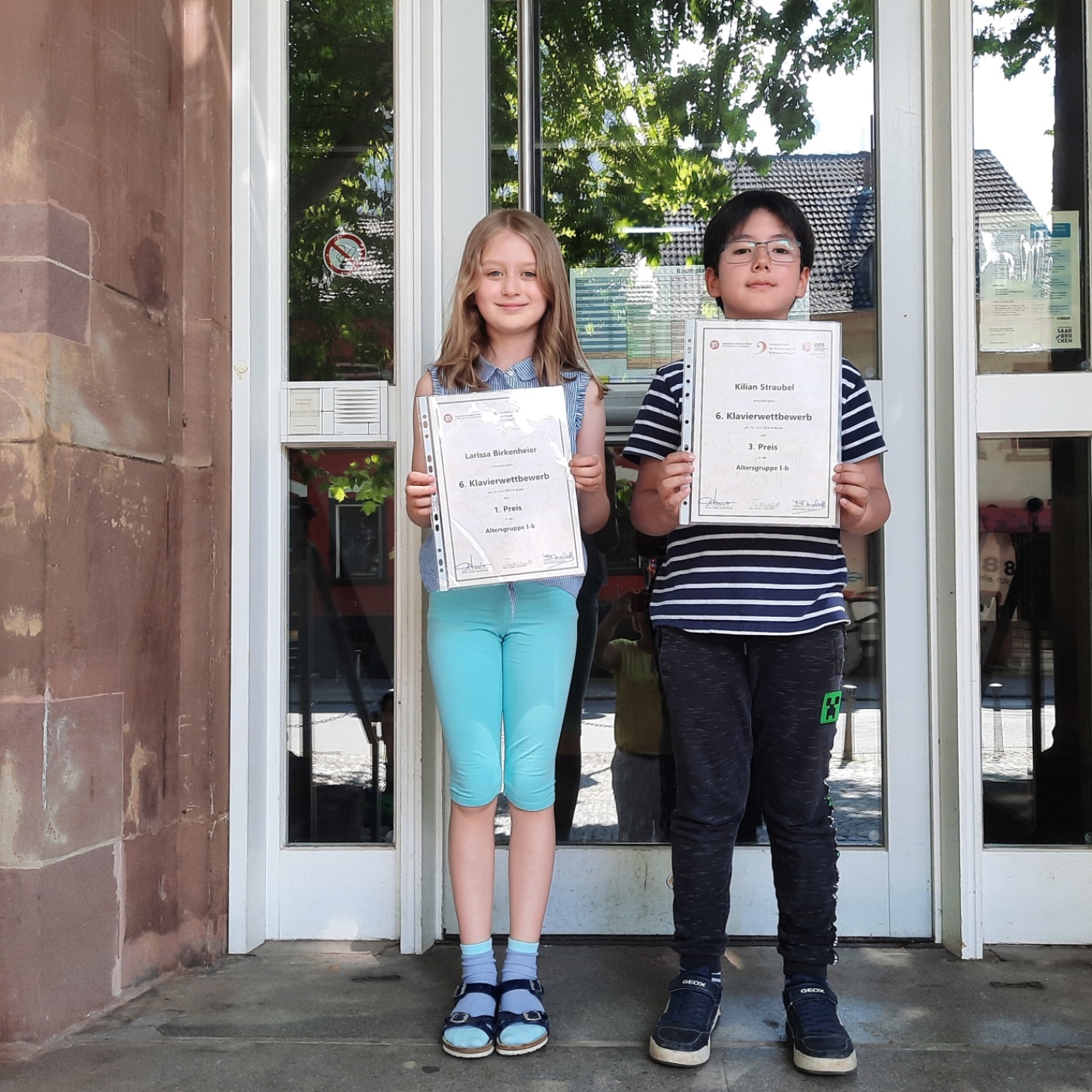 Zwei Kinder mit ihren Urkunden