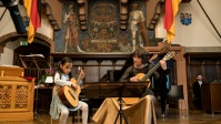 Zwei Personen spielen auf der Gitarre