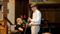 Junge spielt auf Instrument 