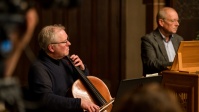 Mann spielt auf Instrument etwas vor