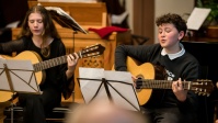 "Mensch, Michael" - Konzert in Gedenken an Michael Marx Zwei Personen singen und spielen Giatrre