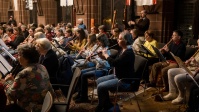 BlockflötenOrchesterTag_2024 Personen spielen etwas auf der Blockflöte vor