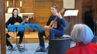 Zwei Jugendliche spielen Gitarre