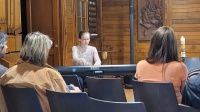 Mädchen, das E-Piano spielt