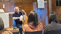 Ein Mann spielt Cello