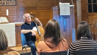 Mann, der Cello spielt