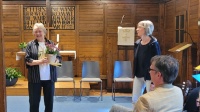 Zwei Frauen in einer holzgetäfelten Kirche