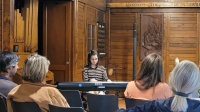 Die blinde Klavierschülerin Sophia Brandt Blindes Mädchen, das E-Piano spielt