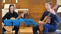 Zwei Jugendliche, die Gitarre spielen