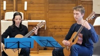 Zwei Jugendliche, die Gitarre spielen