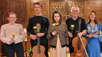 Fünf Musikerinnen und Musiker auf der Bühne