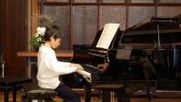 Ein Junge am Klavier