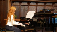 Eine Jugendliche am Klavier Eine Jugendliche am Klavier