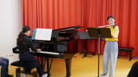 Eine junge Pianistin und eine junge Querflötistin