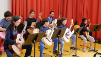 Junge Gitarristinnen und Gitarristen beim Konzert