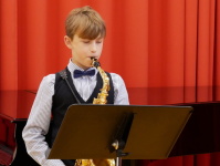 Junge, der Saxophon spielt