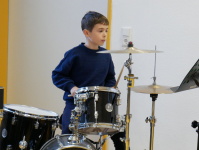 Junge am Schlagzeug