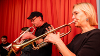 Ein Mann und eine Frau, die Trompete spielen