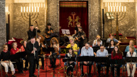 Eine Gruppe von Menschen mit verschiedenen Instrumenten