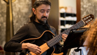 Mann mit Gitarre