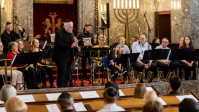 Ein Musikensemble mit verschiedenen Instrumenten