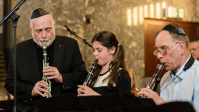 Helmut Eisel mit Mitgliedern des Klarinettensatzes des Klezmerorchesters Drei Menschen mit Klarinette