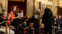Menschen machen Musik mit verschiedenen Instrumenten