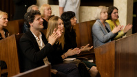 Klatschende Menschen in einer Synagoge